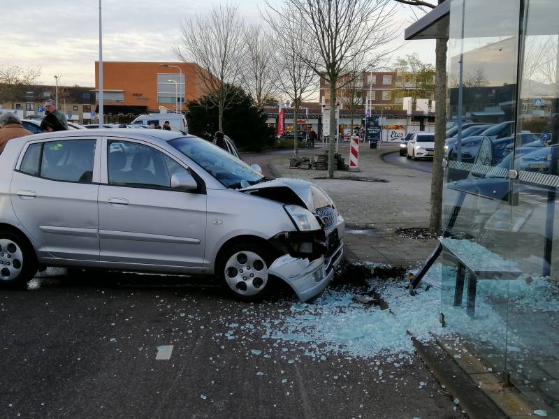 Bestuurster rijdt vanuit parkeervak bushokje aan diggelen