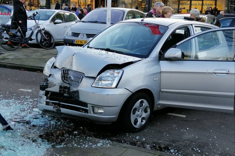 Bestuurster rijdt vanuit parkeervak bushokje aan diggelen