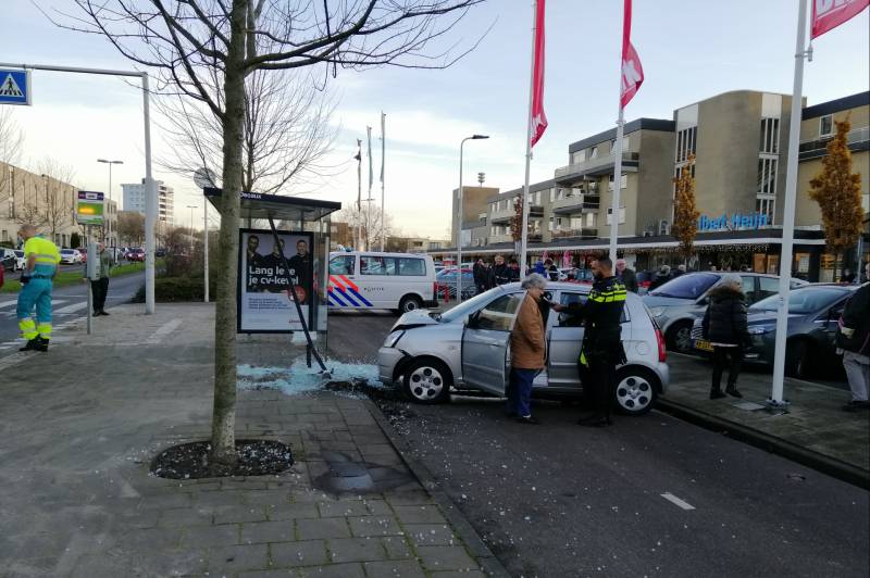 Bestuurster rijdt vanuit parkeervak bushokje aan diggelen