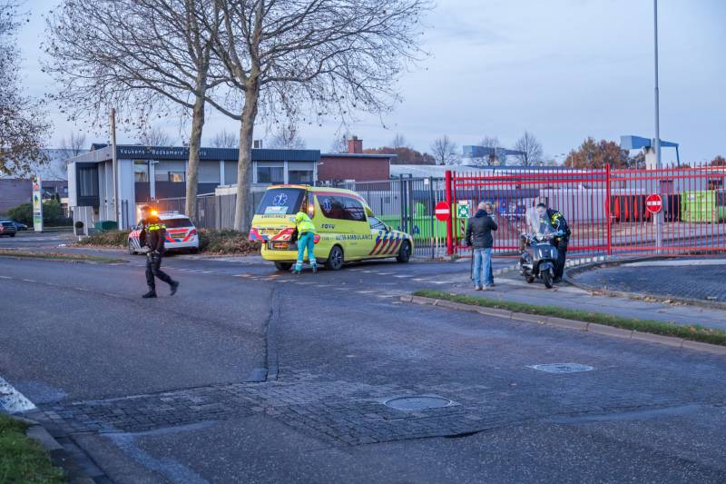 Scooterrijder gaat hard onderuit bedrijventerrein Isselt
