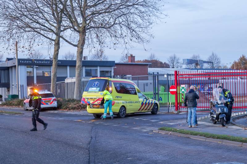Scooterrijder gaat hard onderuit bedrijventerrein Isselt
