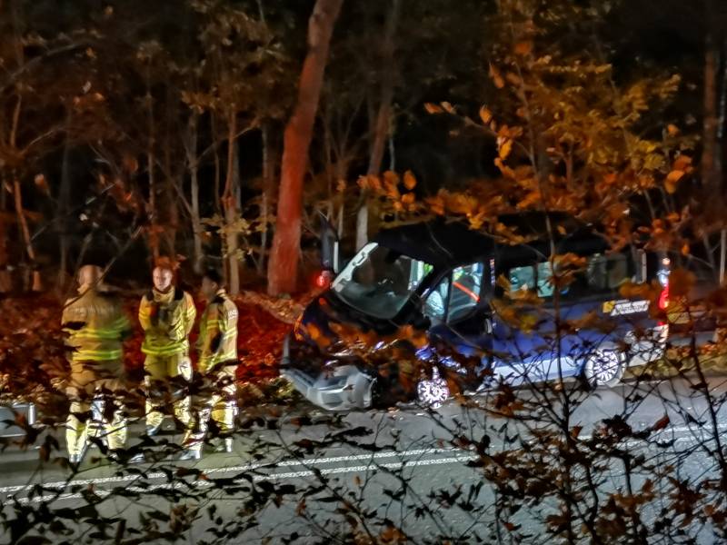 Gewonden na frontale botsing tussen personenbus en auto