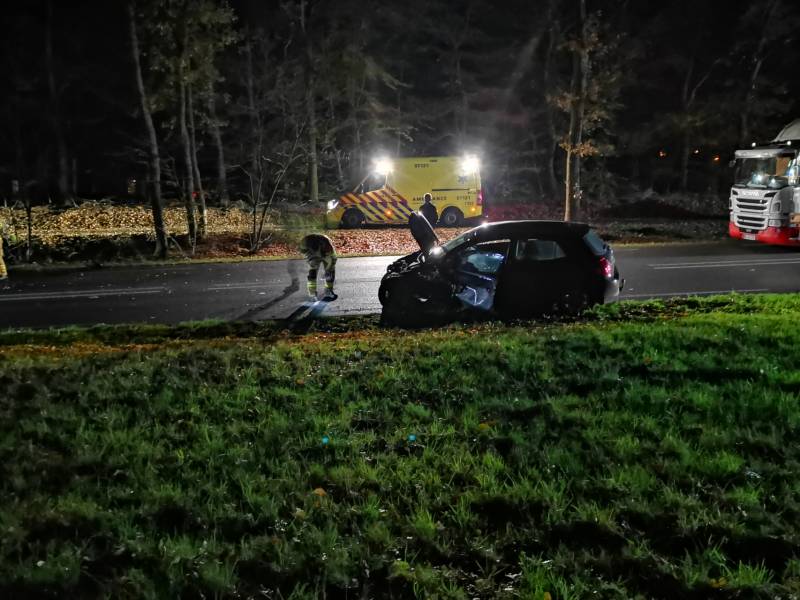 Gewonden na frontale botsing tussen personenbus en auto