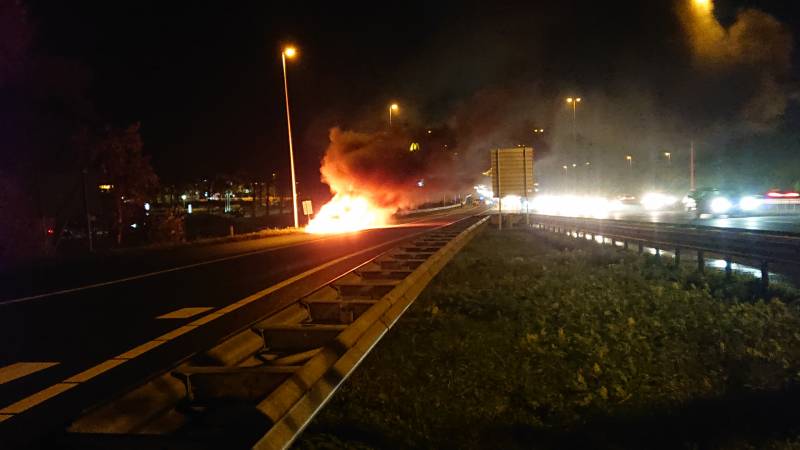 Auto in brand op afrit snelweg