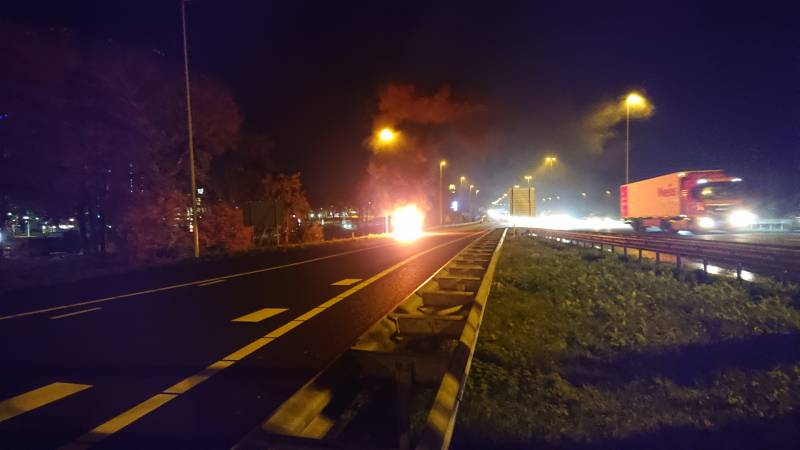 Auto in brand op afrit snelweg