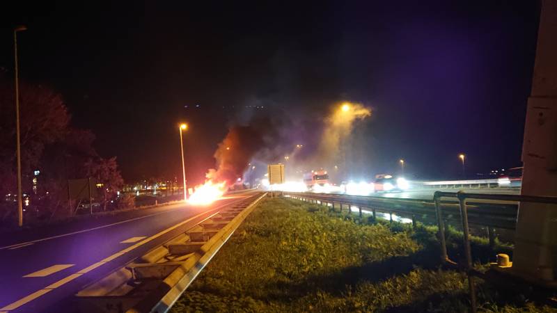 Auto in brand op afrit snelweg