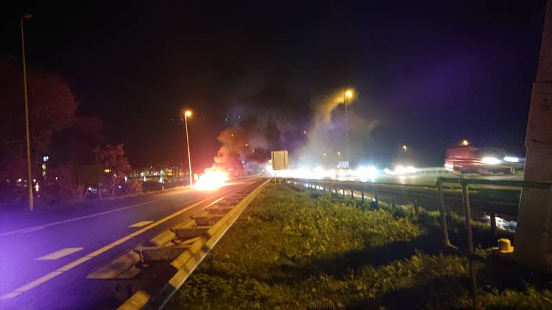 Auto in brand op afrit snelweg