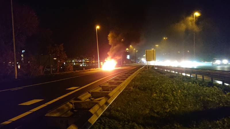 Auto in brand op afrit snelweg