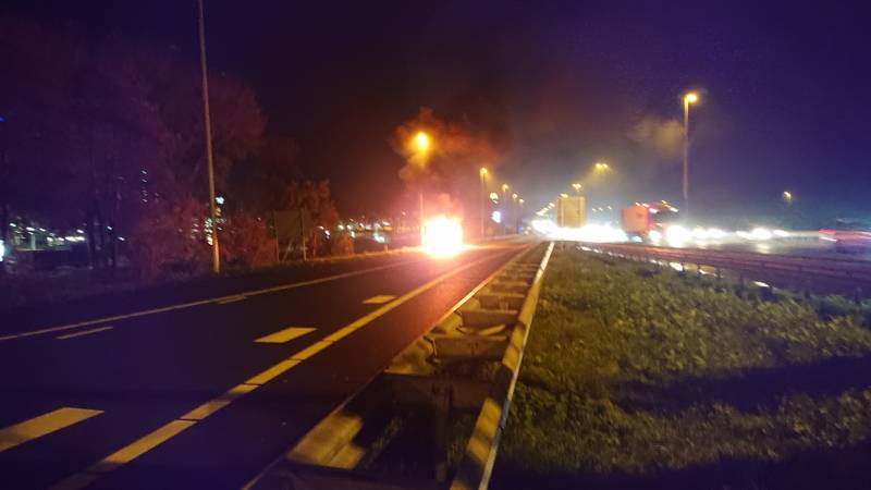 Auto in brand op afrit snelweg