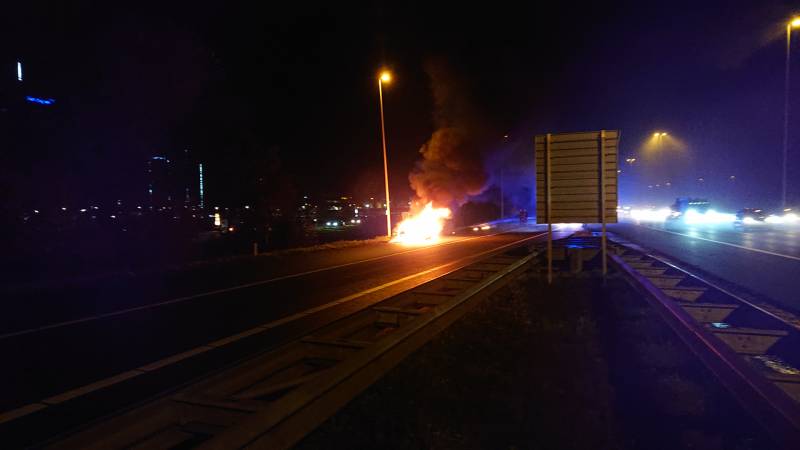 Auto in brand op afrit snelweg