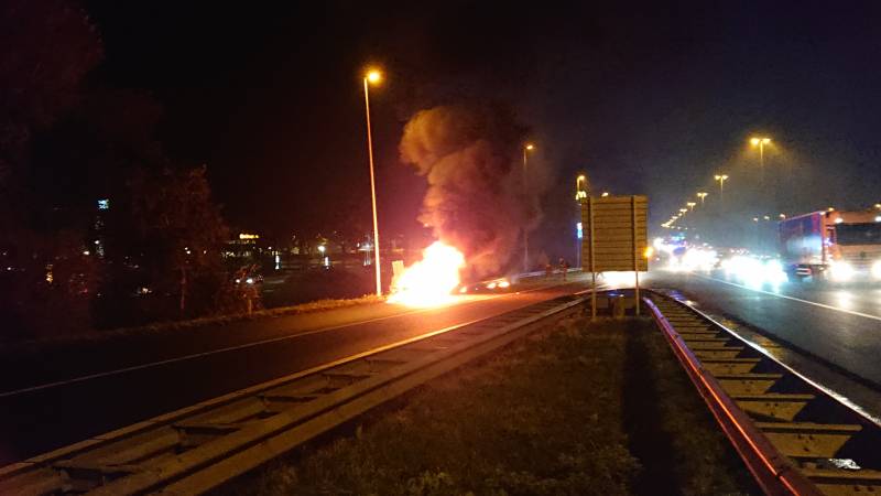 Auto in brand op afrit snelweg