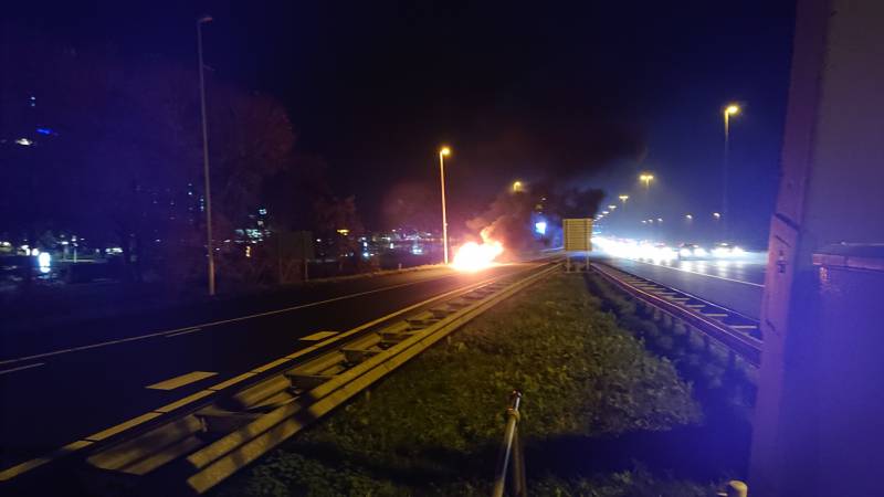 Auto in brand op afrit snelweg