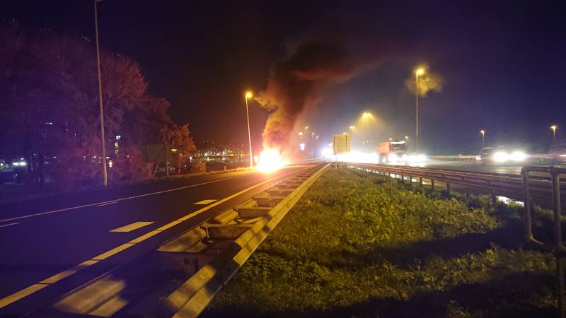 Auto in brand op afrit snelweg
