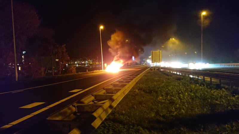 Auto in brand op afrit snelweg
