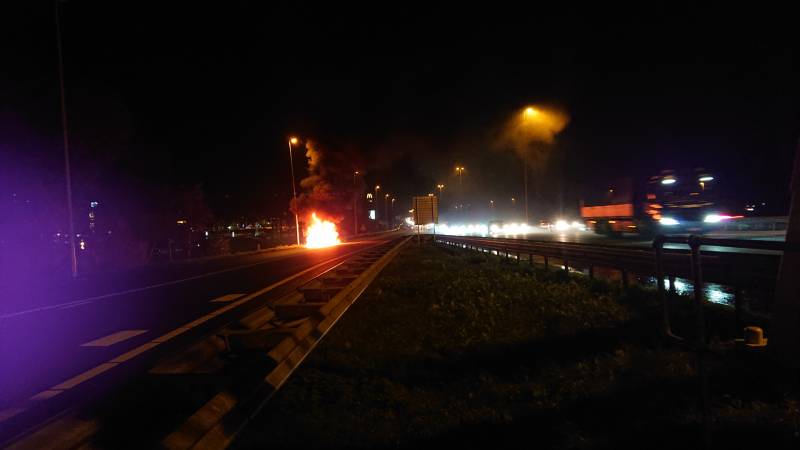 Auto in brand op afrit snelweg