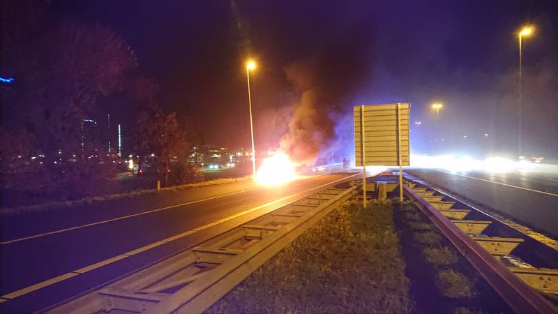 Auto in brand op afrit snelweg
