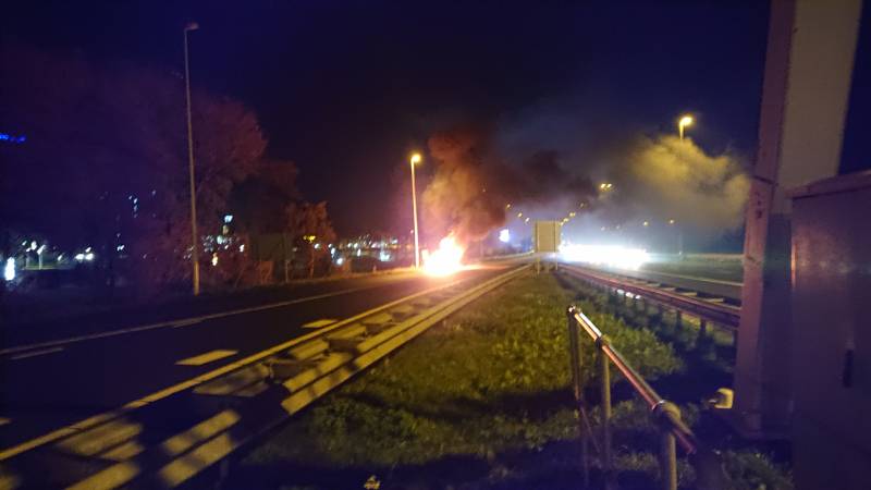 Auto in brand op afrit snelweg