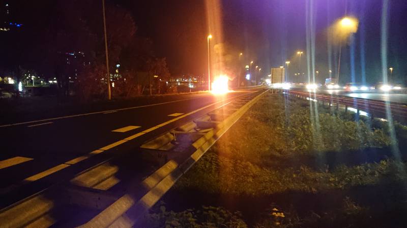 Auto in brand op afrit snelweg