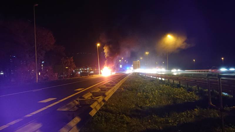 Auto in brand op afrit snelweg