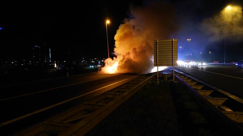 Auto in brand op afrit snelweg