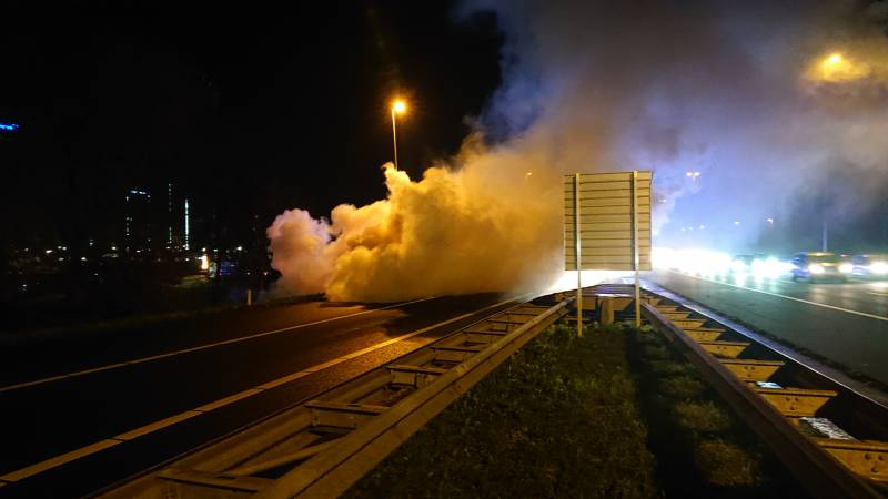 Auto in brand op afrit snelweg