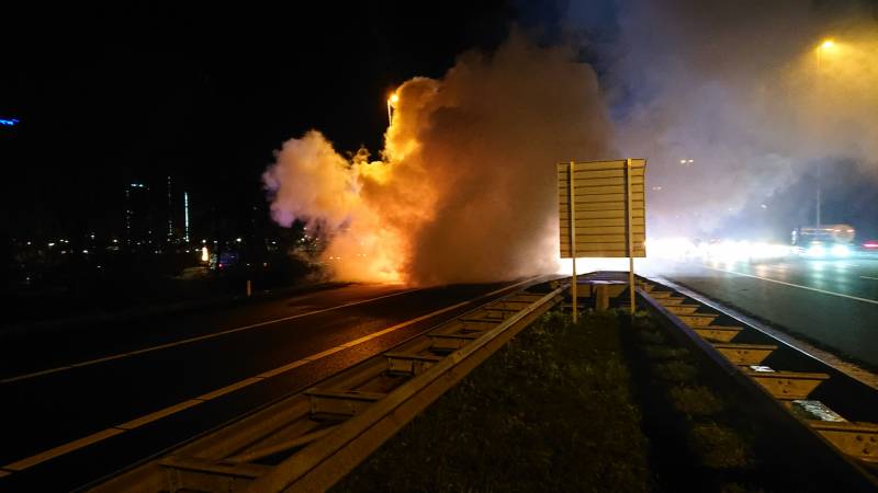 Auto in brand op afrit snelweg