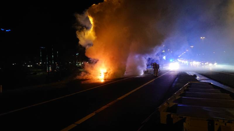 Auto in brand op afrit snelweg