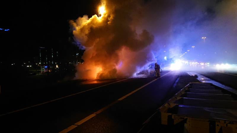 Auto in brand op afrit snelweg