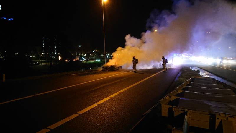 Auto in brand op afrit snelweg