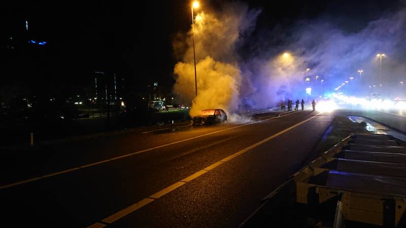 Auto in brand op afrit snelweg