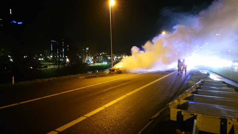 Auto in brand op afrit snelweg