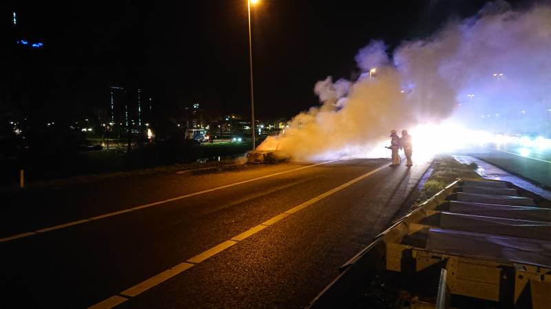 Auto in brand op afrit snelweg