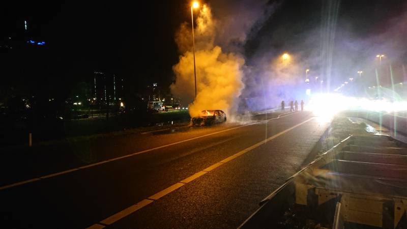 Auto in brand op afrit snelweg