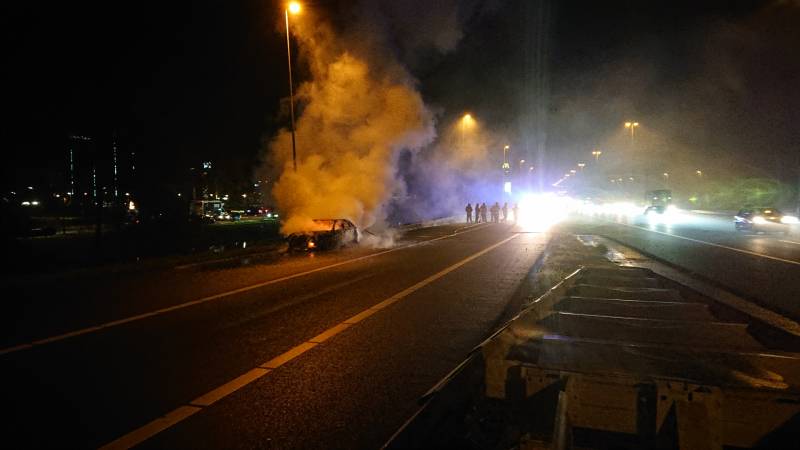 Auto in brand op afrit snelweg