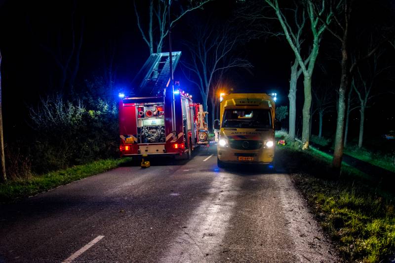 Zwaargewonde na eenzijdige botsing tegen boom