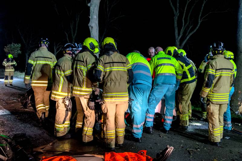 Zwaargewonde na eenzijdige botsing tegen boom