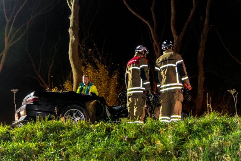 Zwaargewonde na eenzijdige botsing tegen boom