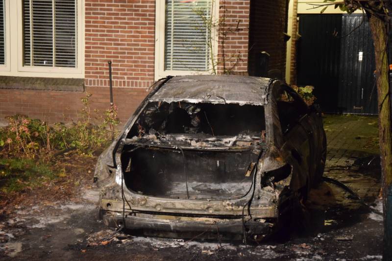 Voertuig uitgebrand op oprit van woning