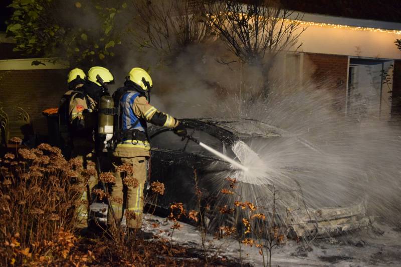 Voertuig uitgebrand op oprit van woning