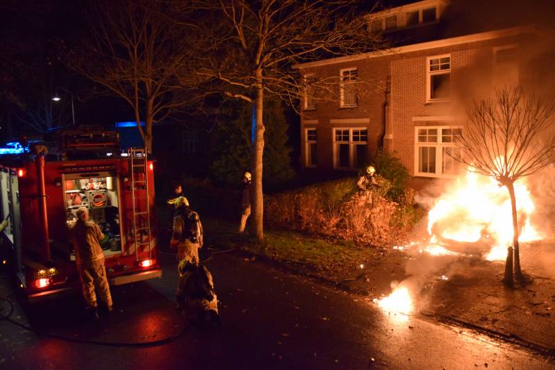 Voertuig uitgebrand op oprit van woning