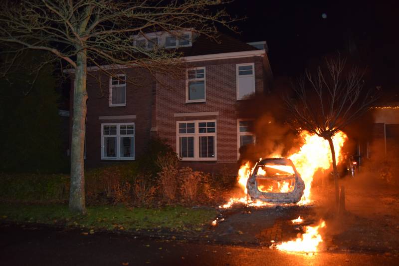 Voertuig uitgebrand op oprit van woning