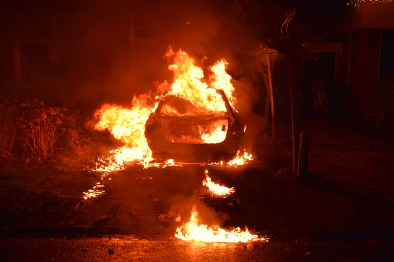 Voertuig uitgebrand op oprit van woning