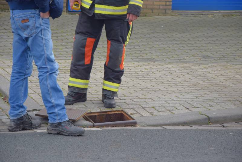 Gaslucht uit riolering op industrieterrein