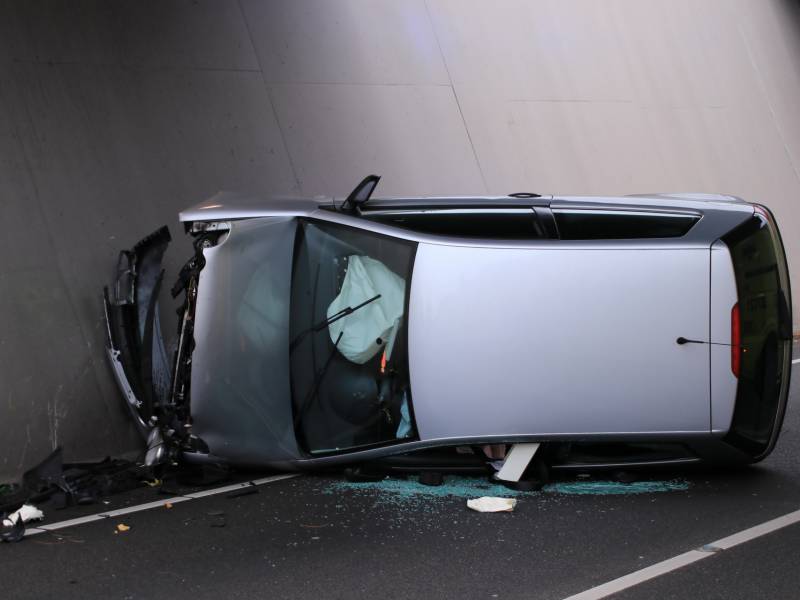 Auto crasht in tunnel
