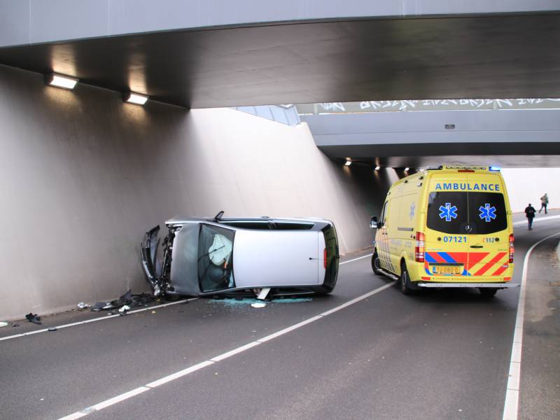 Auto crasht in tunnel