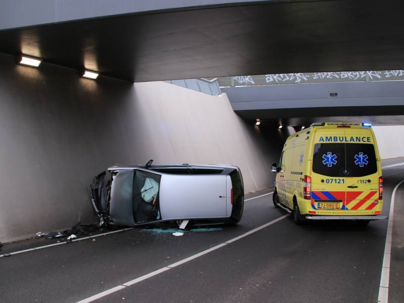 Auto crasht in tunnel