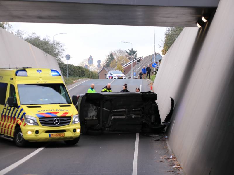 Auto crasht in tunnel