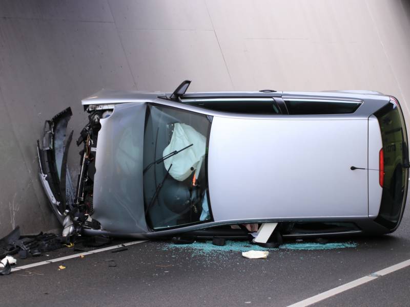 Auto crasht in tunnel