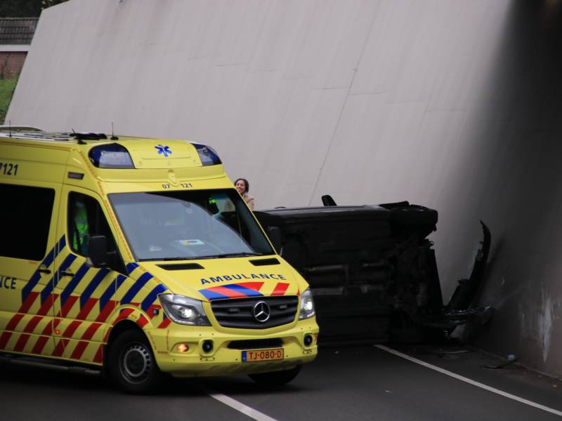 Auto crasht in tunnel