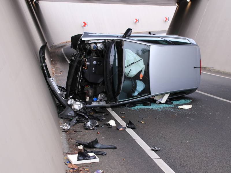 Auto crasht in tunnel